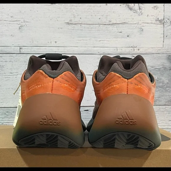 NEW! Men's Adidas Yeezy 700 V3 Copper Fade. Style: GY4109. US Size 10.5.